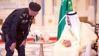 قبل مقتله .. شاهد لحظة تصدي اللواء الفغم لمحاولة اغتيال ”الملك سلمان” .. فيديو وصور تنشر لأول مرة