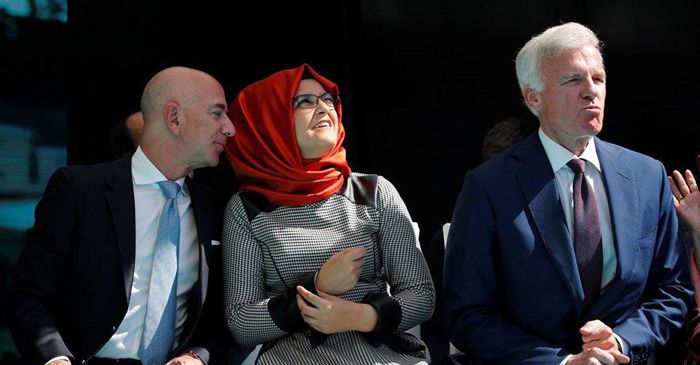 خطيبة خاشقجي تغدر به وترتكب ‘‘الفعل الفاضح’’ مع رجل أمريكي في الشارع أمام الكاميرات (صور)