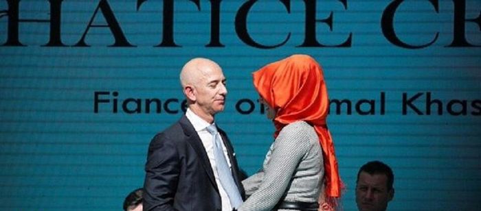 خطيبة خاشقجي تغدر به وترتكب ‘‘الفعل الفاضح’’ مع رجل أمريكي في الشارع أمام الكاميرات (صور)