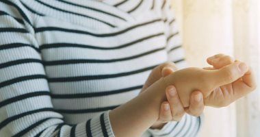 ما هى "إيلرز دانلوس" التى تسبب ألما شديدا بالجسم.. بعد إصابة مغنية أسترالية بها