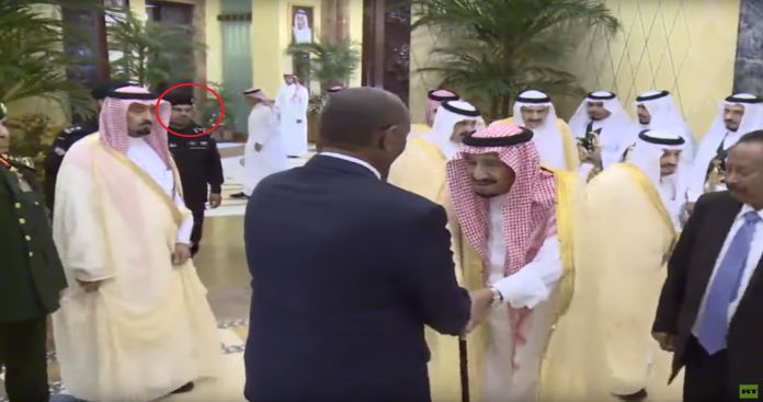 عـــــاجل : شاهد اول ظهور للحارس الجديد لـ"الملك سلمان" وهذا ما فعلة وادهش الجميع (فيديو صادم)