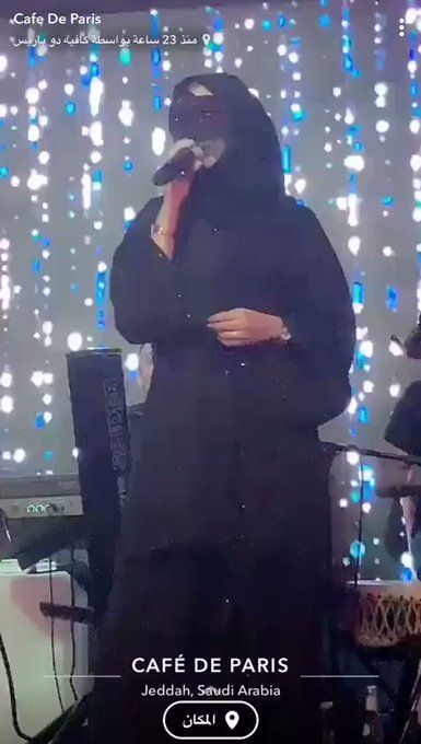 "فيديو"حسناء بلباس شبه عاري وشعر مندوش تتجول في شوارع السعوديه في وضح النهار.. ماذا يحدث!!
