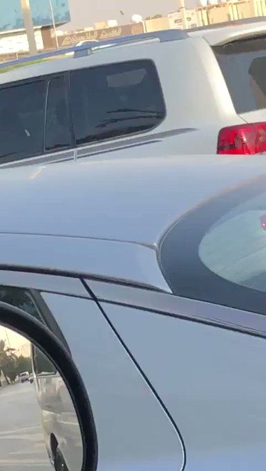 "فيديو"حسناء بلباس شبه عاري وشعر مندوش تتجول في شوارع السعوديه في وضح النهار.. ماذا يحدث!!