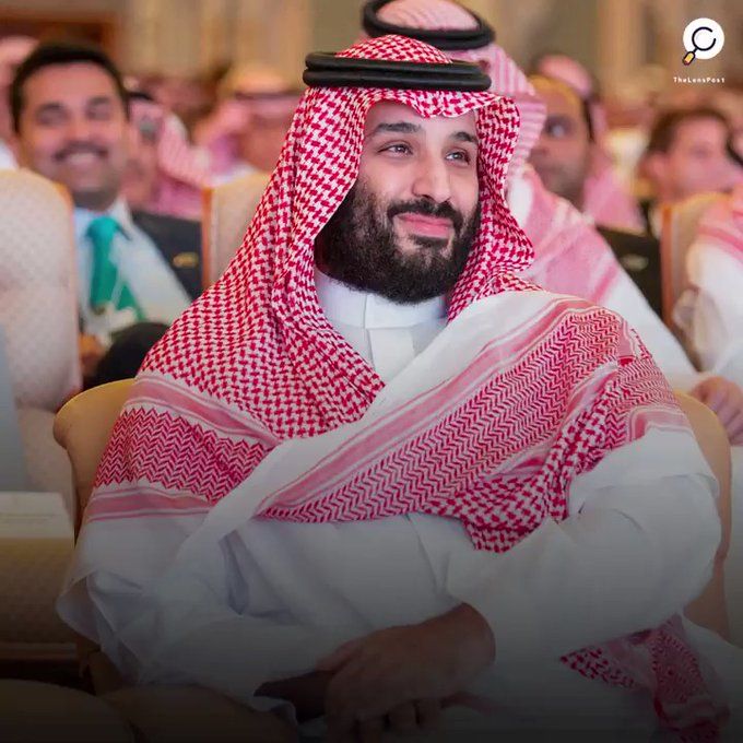 "فيديو"حسناء بلباس شبه عاري وشعر مندوش تتجول في شوارع السعوديه في وضح النهار.. ماذا يحدث!!