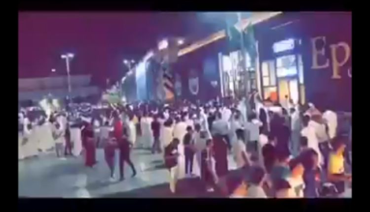 شاهد .. تجمهر شباب على فتاة سعودية ” بدون عباءة ” في أحد مطاعم الرياض