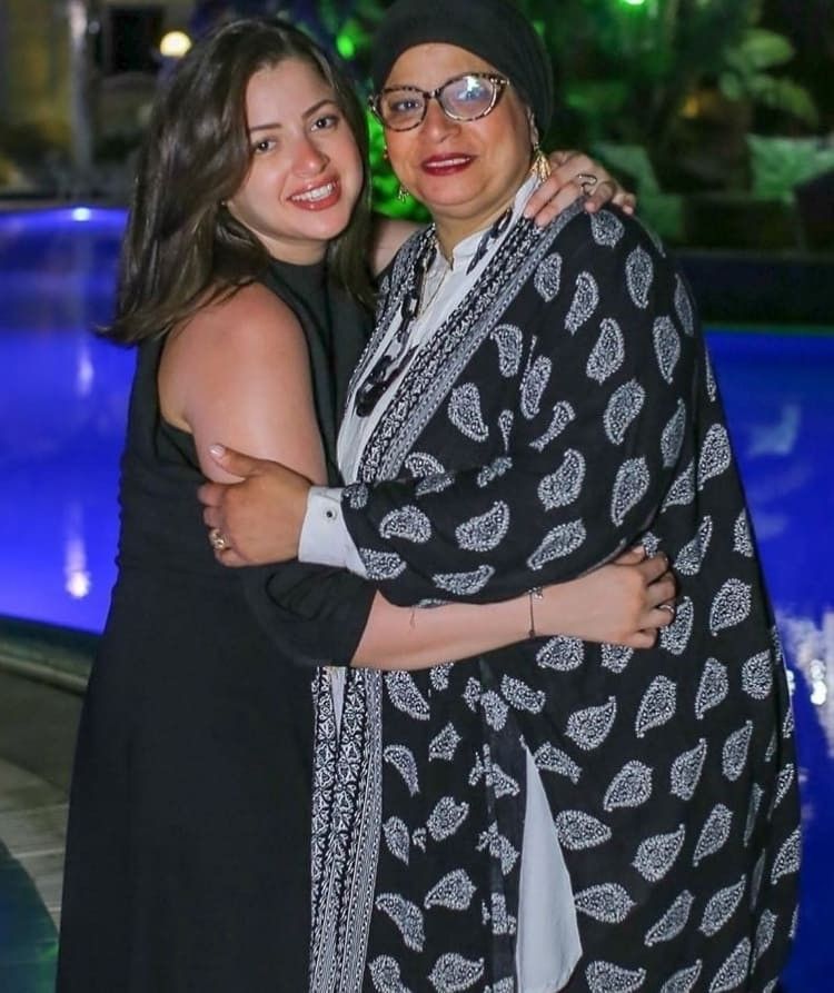 أول ظهور للفنانة منى فاروق بعد خروجها من السجن.. صورة