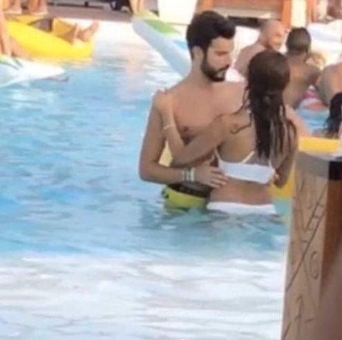 بطل مسلسل “جمان” يتعرض لهجوم لاذع.. والسبب: قُبلة وصورة من داخل المسبح!