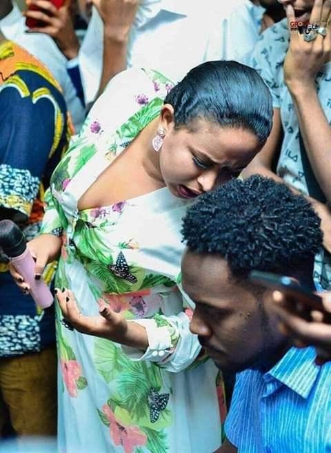 بالصور.. الفنانة ريان الساتة تثير غضب الرواد وتشعل مواقع التواصل بعد ظهورها في حفل بملابس مثيرة للجدل