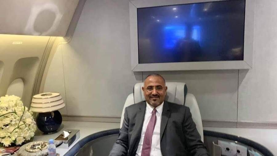 شاهد بالصور.. الزبيدي ووفد الإنتقالي من داخل الطائرة المتوجهة للرياض