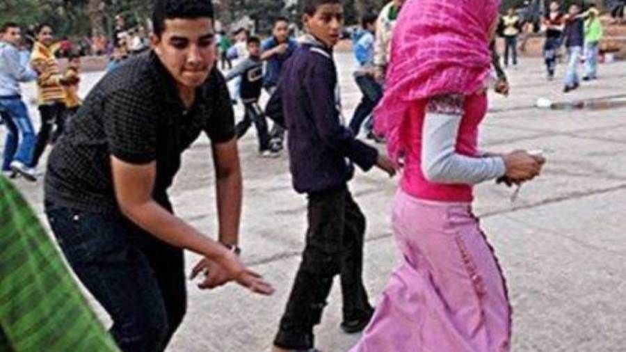 شاهد .. #فتاه_تتلفظ_وتشهر_بشاب بالسعودية ومطالبات بمحاسبتها