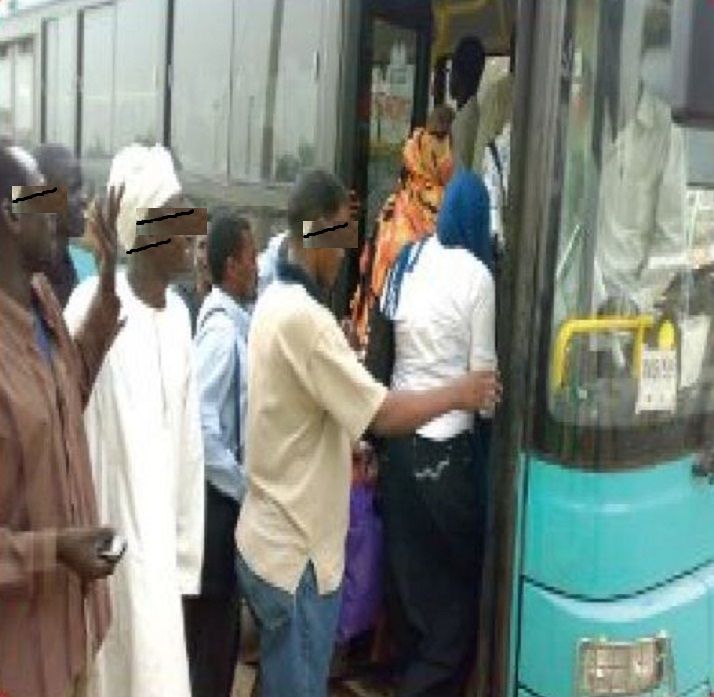 بالفيديو: كمساري بص بالخرطوم يفضح نساء يستجبن للمتحرشين خلال الوقوف (شماعة) باياديهن