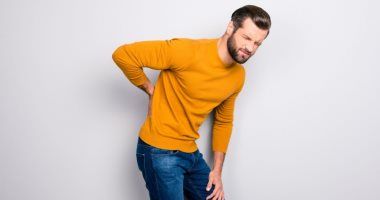 4 نصائح لتخفيف ألم عرق النسا.. منها الكمادات الساخنة والباردة