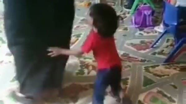 السعودية | فيديو مؤلم.. تعنيف أطفال في حضانة بالرياض