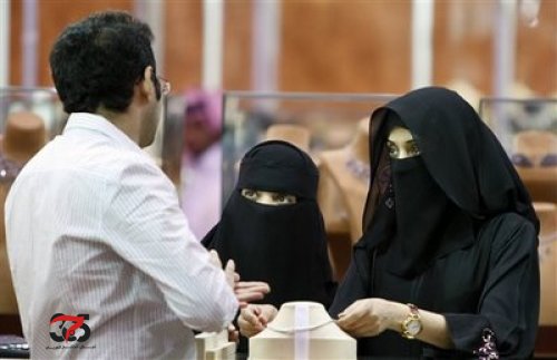 مفاجأة تهز السعودية : تصوير سعوديات “عرايا” من قبل أطباء وهذا هو المقابل