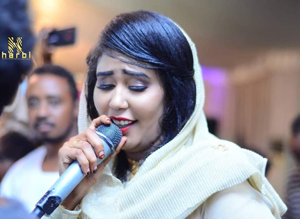 شاهد.. الفنانة إيمان أم روابة تصل العالمية وتسحر جمهورها بصور حديثة وناشطون يؤكدون (الما غنت ليهو بت أم روابة فزواجه ناقص)