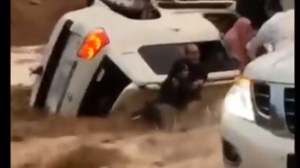 السعودية | شاهد.. شابان ينقذان عائلة جرفتهم السيول بحائل