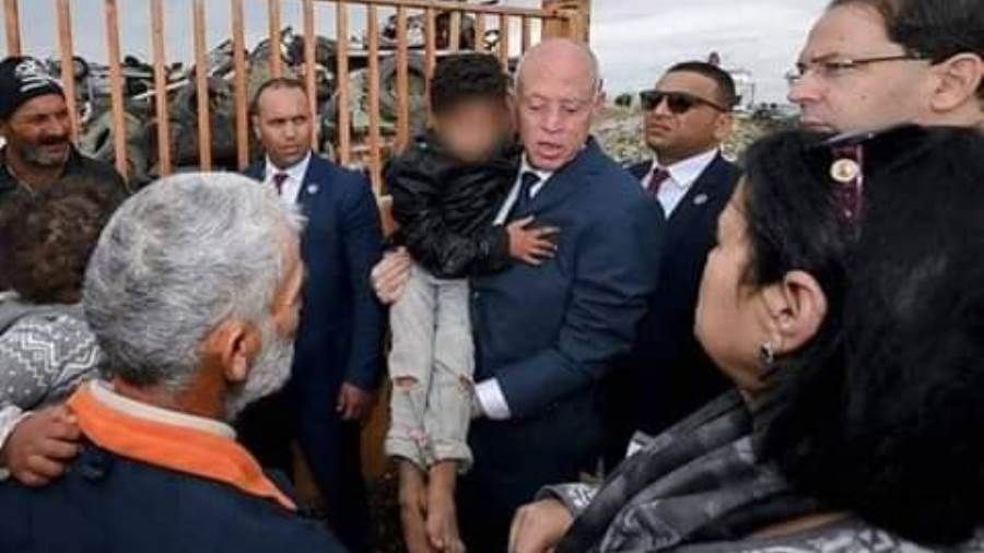 شاهد.. ماذا فعل الرئيس التونسي بطفل شريد أثناء مرور موكبه بجانب مكب للنفايات