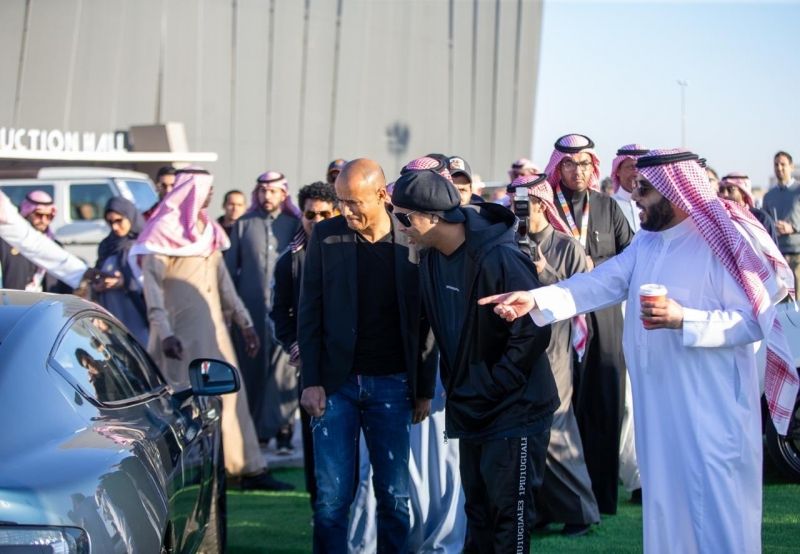 صور.. آل الشيخ يستعرض سيارة المستقبل