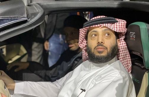صور.. آل الشيخ يستعرض سيارة المستقبل