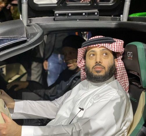 صور.. آل الشيخ يستعرض سيارة المستقبل