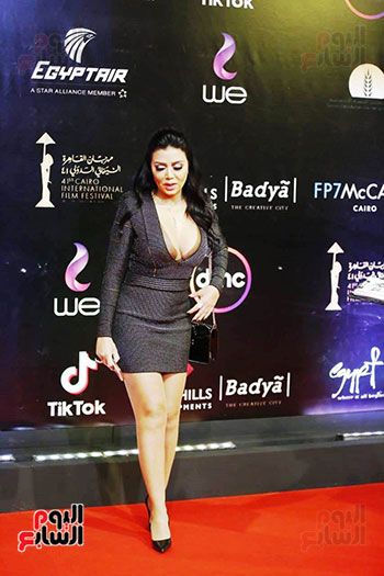 شاهد.. رانيا يوسف تخطف الأنظار بفستان أسود قصير ثاني أيام القاهرة السينمائى