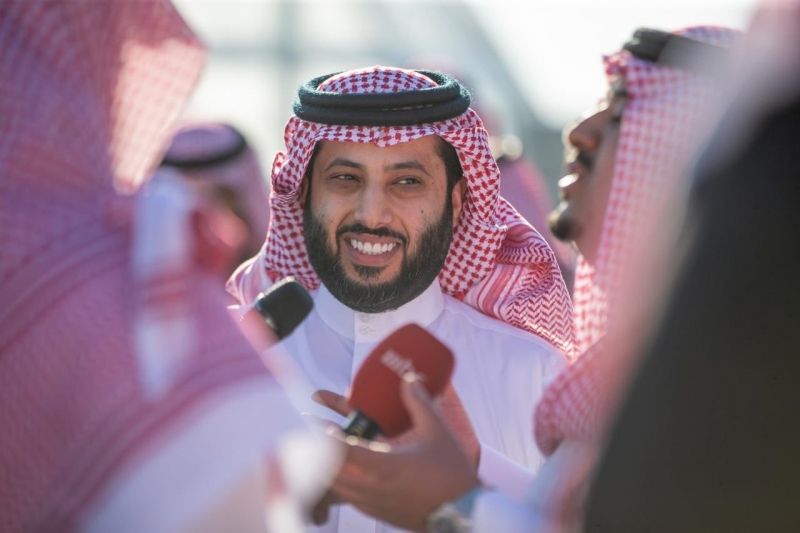 صور.. آل الشيخ يستعرض سيارة المستقبل
