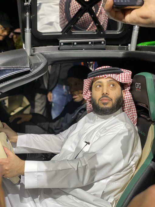 صور.. آل الشيخ يستعرض سيارة المستقبل