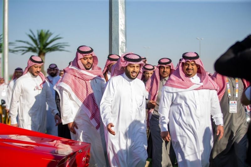 صور.. آل الشيخ يستعرض سيارة المستقبل