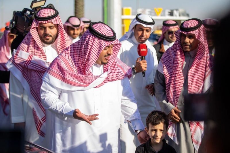 صور.. آل الشيخ يستعرض سيارة المستقبل
