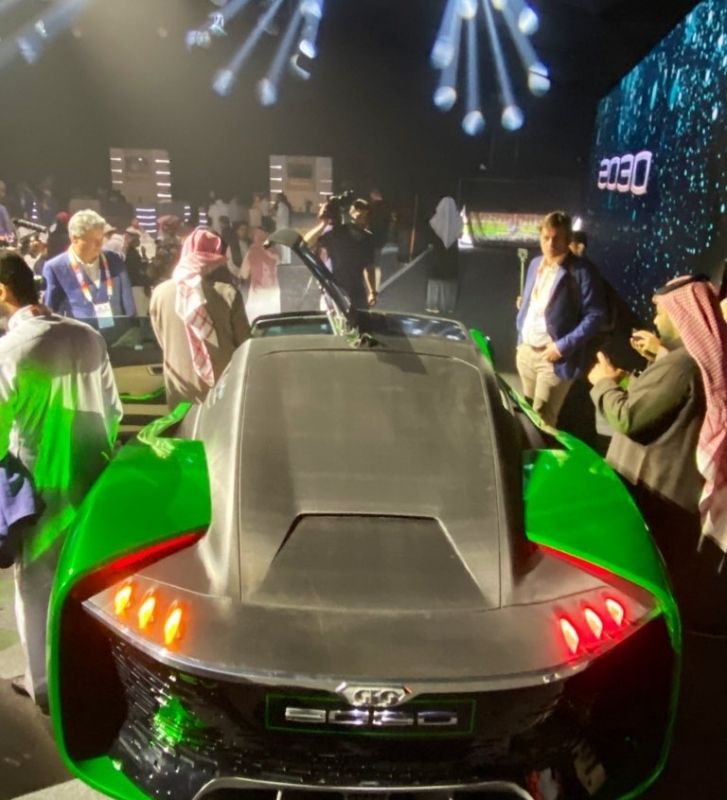 صور.. آل الشيخ يستعرض سيارة المستقبل