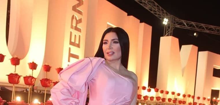 شاهدوا.. عبير صبري بإطلالة غريبة هوت شورت تحت بنطلون شفاف في مهرجان القاهرة السينمائي