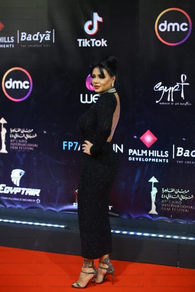 "قصير أو مكشوف".. رانيا يوسف بأزياء "جريئة" في مهرجان القاهرة السينمائي