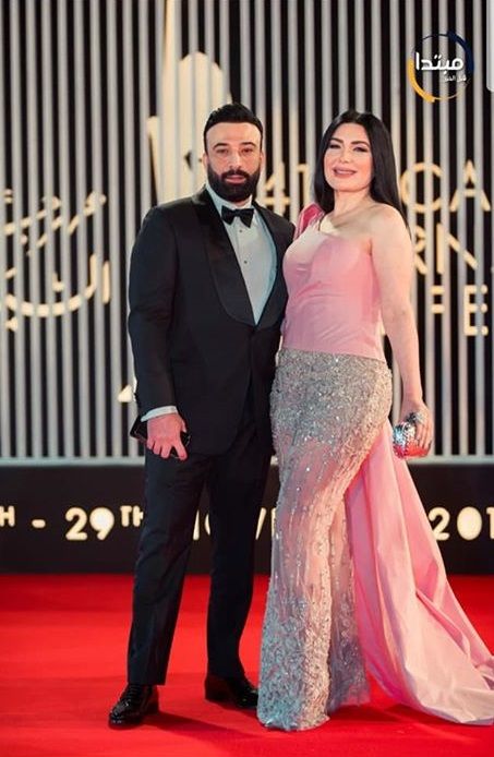 شاهدوا.. عبير صبري بإطلالة غريبة هوت شورت تحت بنطلون شفاف في مهرجان القاهرة السينمائي