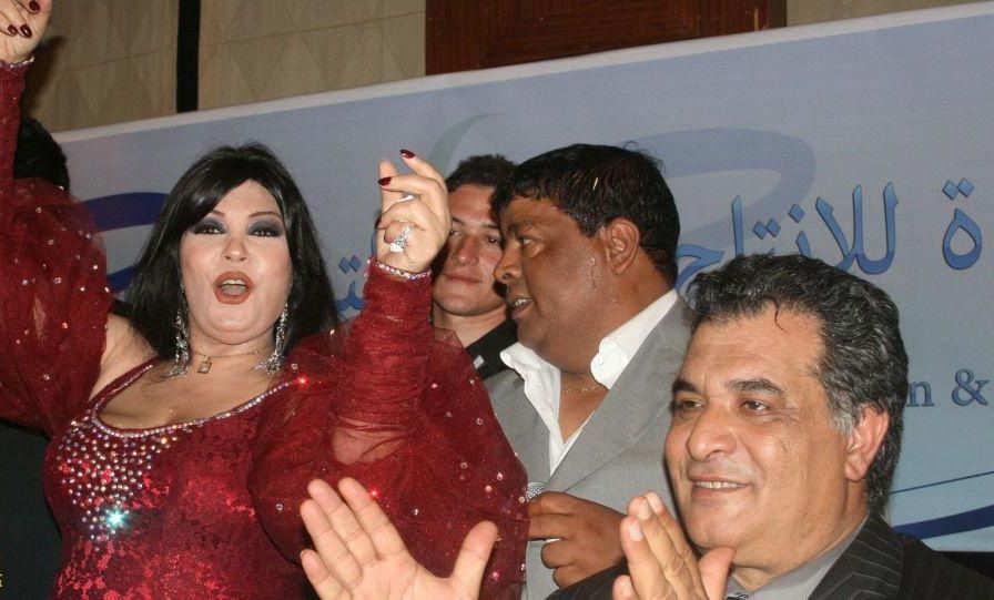 شاهد بالفيديو : الراقصة “فيفي عبده” لا تخجل من الناس ولا تخاف الله وتصعق الجميع بهذا العمل الفاضح والمحرم شرعا بعد أسبوعين فقط من وفاة شقيقتها !