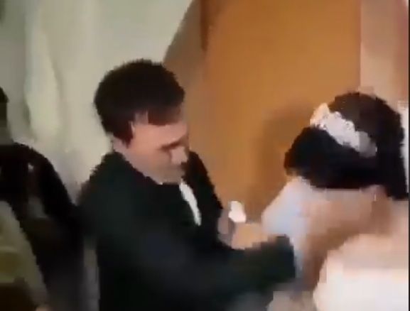 عريس ينتقم من عروسته ليلة الدخلة بطريقة عنيفة .. بعد مزاحها معه خلال الزفاف .. لن تصدق ماذا فعل؟ (فيديو)