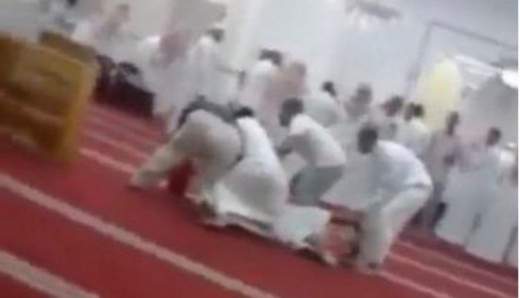 شاهد.. فضيحة مدوية لـ مؤذن سعودي سكران يفقد صوابه أثناء اذان صلاة الفجر ويطلق أقوى اغنية في موسم الرياض بدلًا من ‘‘الصلاة خير من النوم’’ (فيديو)
