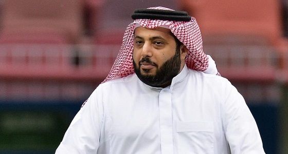 تركي آل الشيخ يشرح طريقة ارتداء بندانة ميدل بيست