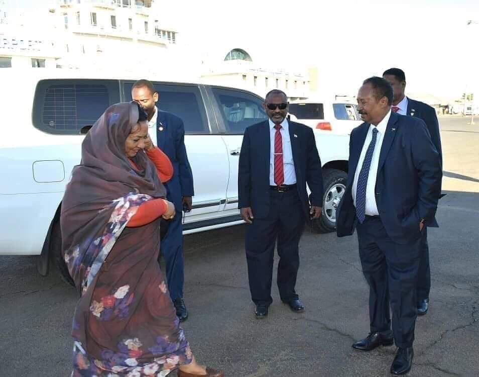 شاهد بالصورة.. نظرات وتعامل رئيس الوزراء السوداني مع زوجته تثير ضجة اسفيرية واسعة ونشطاء: (تعلموا من حمدوك يا رؤساء العالم)