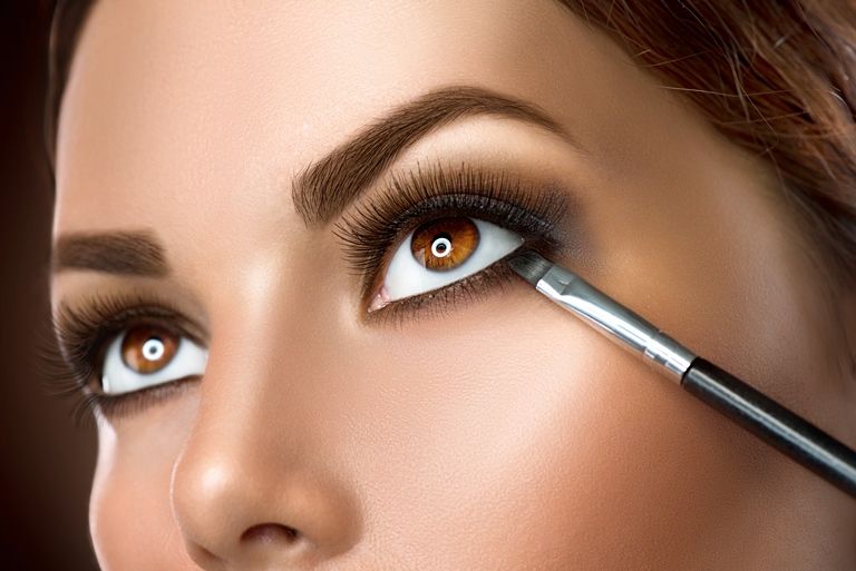 المكياج الأنسب للعيون العسلية.. خطوات ألوان ونصائح