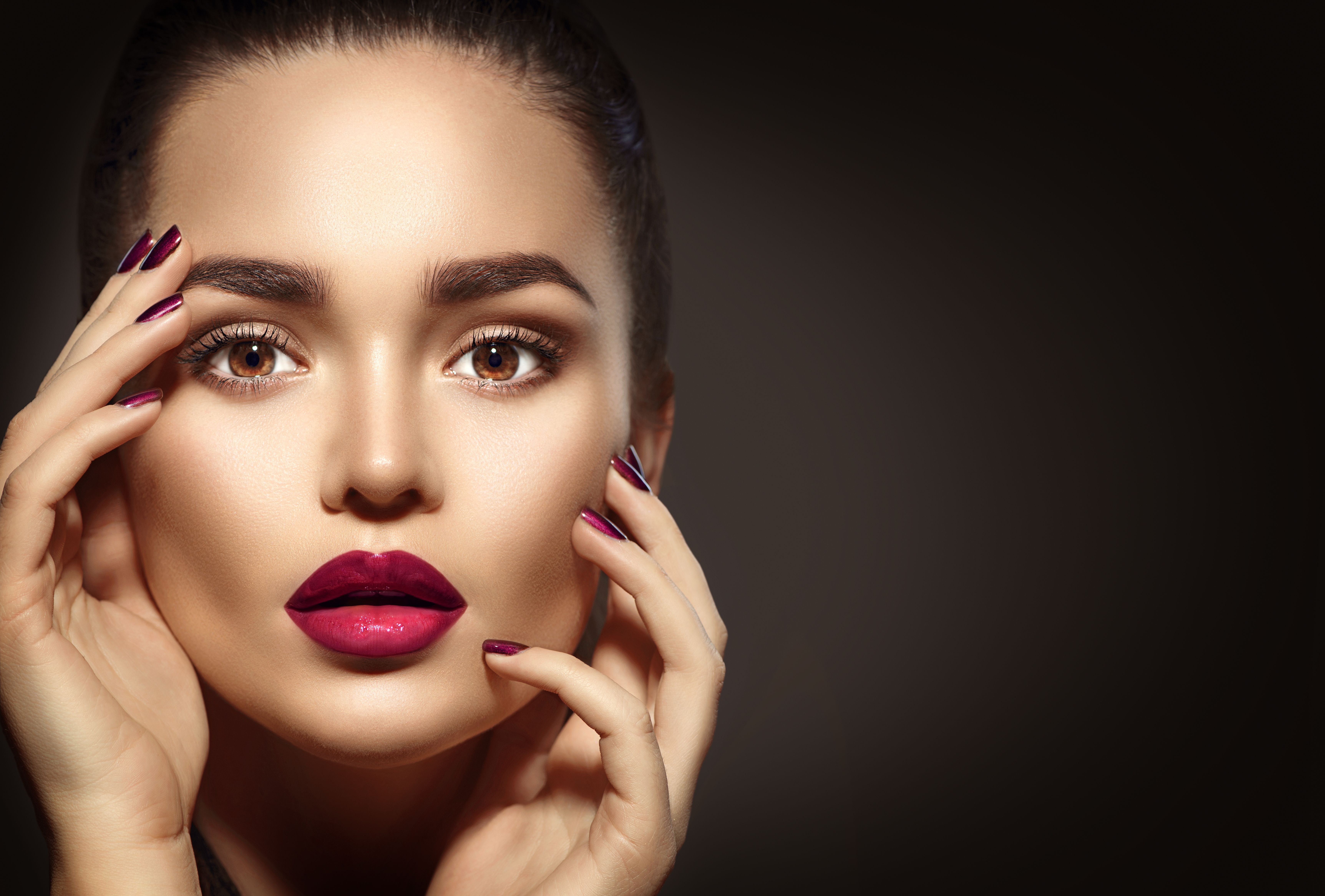 المكياج الأنسب للعيون العسلية.. خطوات ألوان ونصائح