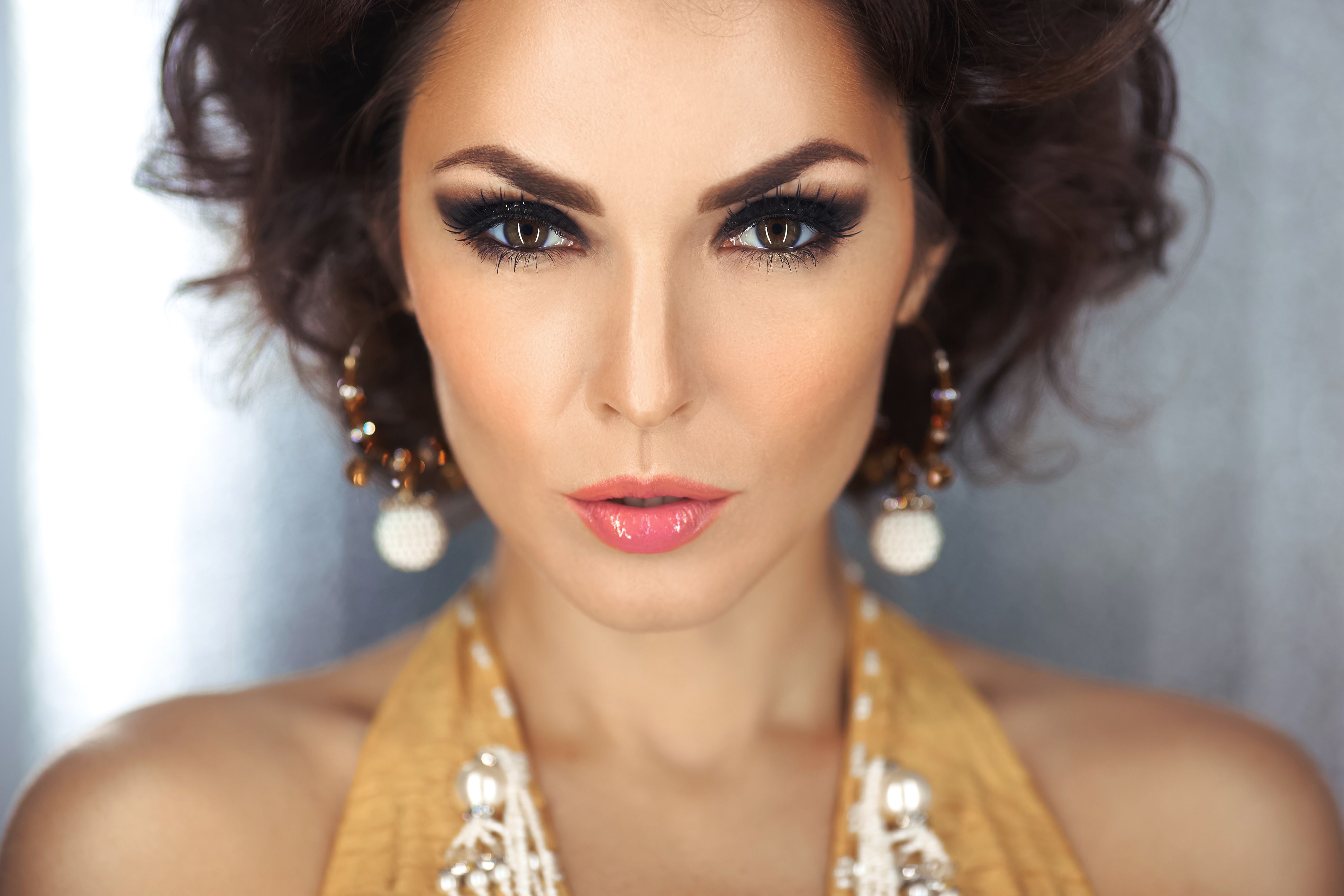 المكياج الأنسب للعيون العسلية.. خطوات ألوان ونصائح