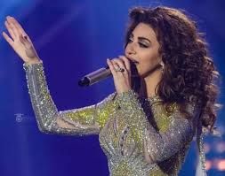 ميريام فارس تستقبل شباب السعودية بالأحضان والقبلات.. وحينما تدخل الحرس لأبعاد أحدهم من حضنها، كانت المفاجأة (فيديو صادم)