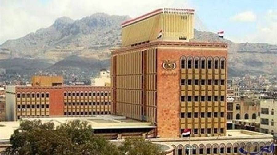 مصدر في الداخلية يتهم جهات في البنك المركزي بعرقلة صرف الرواتب