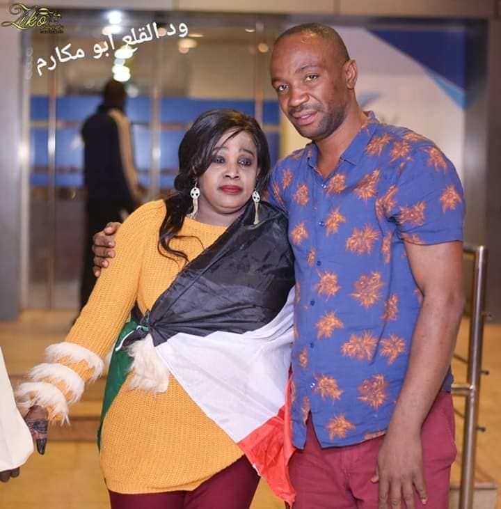 شاهد بالصور والفيديو.. استقبال تاريخي للفنانة هاجر كباشي لحظة وصولها أرض الوطن والمطربة تغني للجمهور داخل المطار
