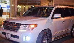 شاهد بالصور والفيديو.. استقبال تاريخي للفنانة هاجر كباشي لحظة وصولها أرض الوطن والمطربة تغني للجمهور داخل المطار