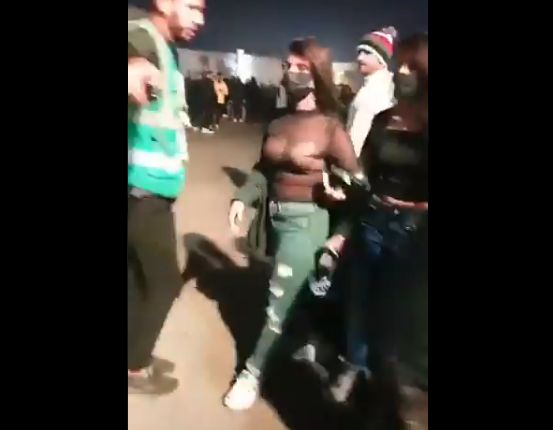 شاهد.. فتاة سعودية شبه عارية تسير وسط جموع من الشبان في أحد أسواق الرياض ومفاجأة بشان ماحدث!! (فيديو صادم)