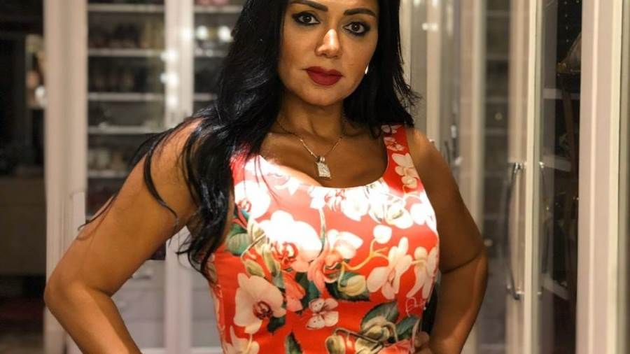 بالأحمر المكشوف.. رانيا يوسف تهنئ جمهورها بالعام الجديد