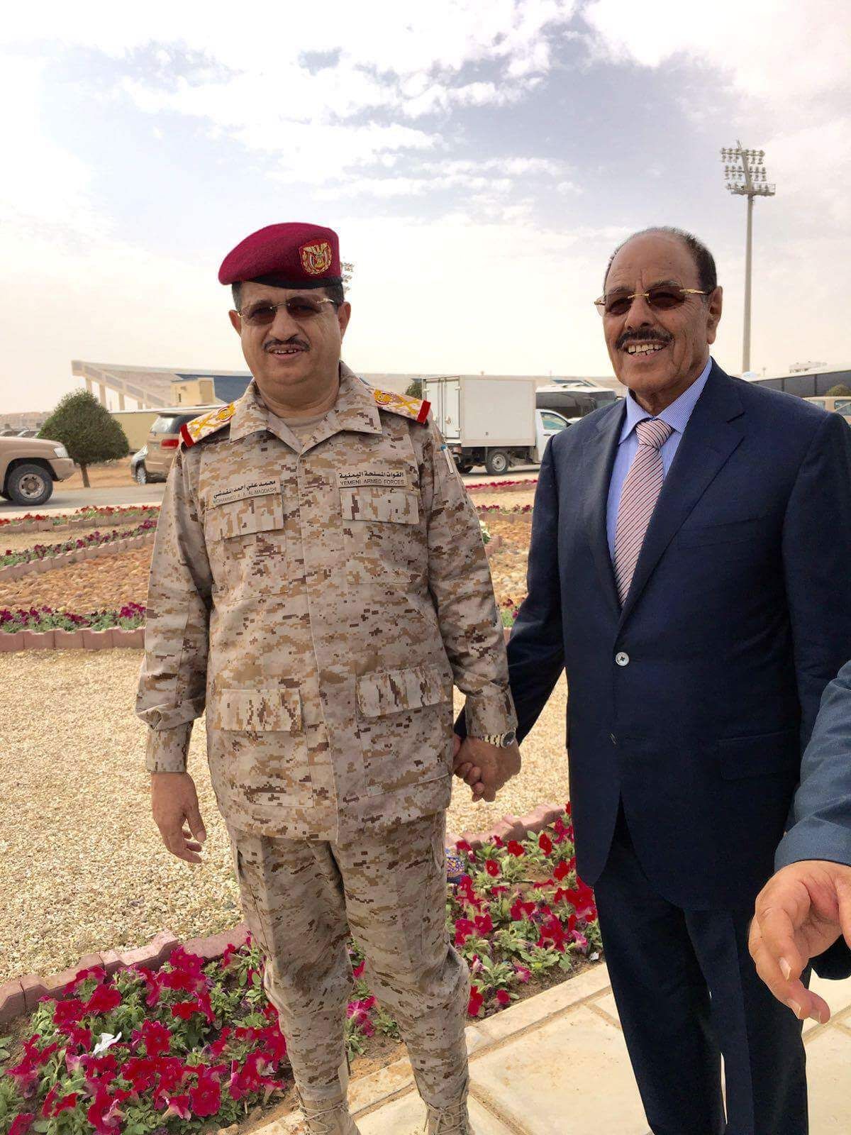 عاجل..الجنرال الاحمر والمقدشي واركان حرب اللواء 143 يقصمون ظهر الرئيس هادي ويوجهون له طعنة غادرة ( شاهد صورة جعلت عبد الملك الحوثي يطير فرحا )