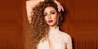 شاب سعودي يقفز إلى أحضان مريام فارس ويفاجئها بالقبلات.. وحينما حاول الحرس إبعاده من حضنها كانت المفاجأة (فيديو)