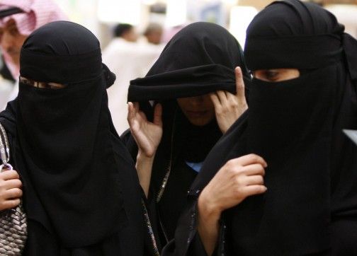 السعودية تطلق حملة اعتقالات واسعة وتوقف المئات بسبب “الملابس غير اللائقة”